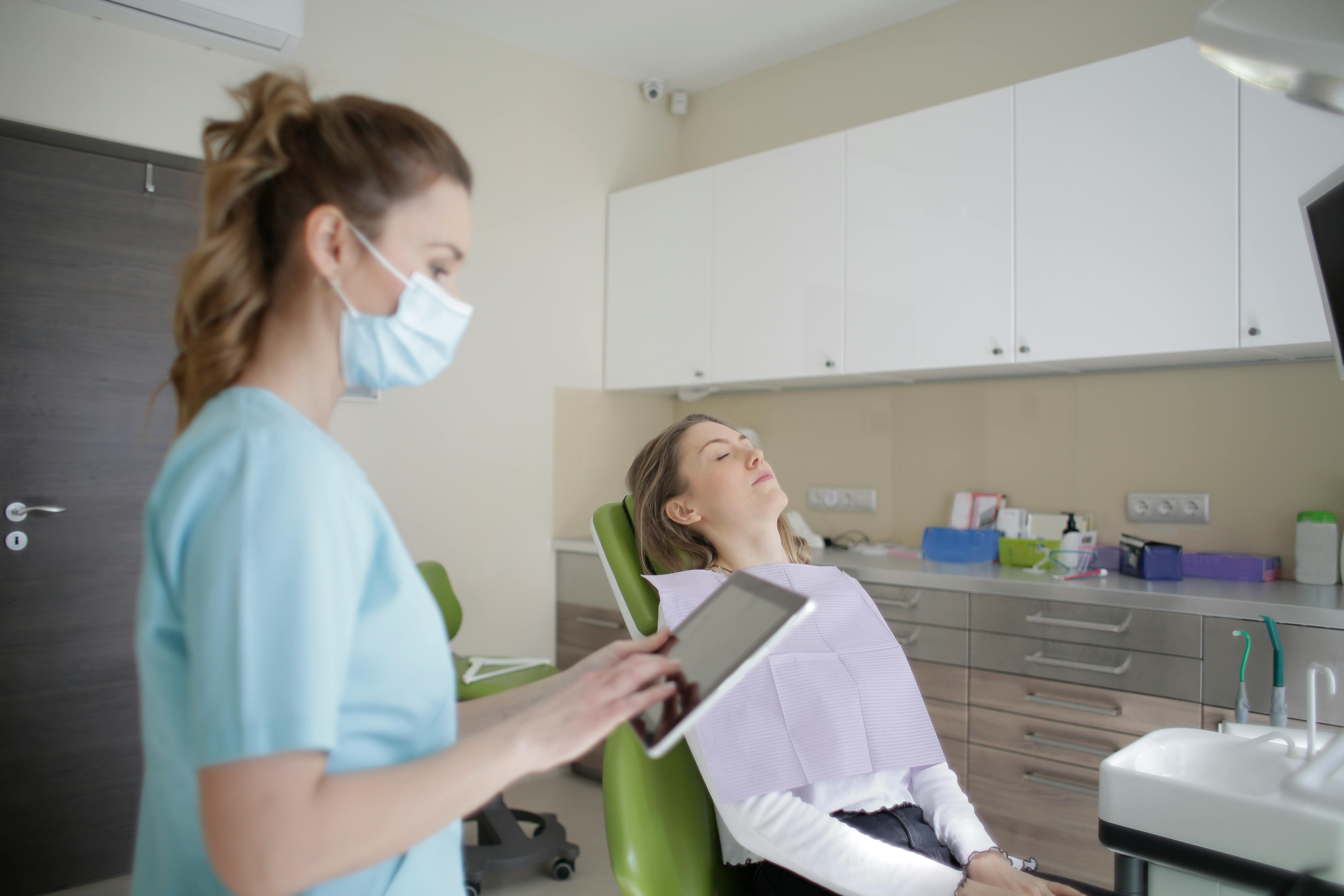 Dentista professionista durante trattamento